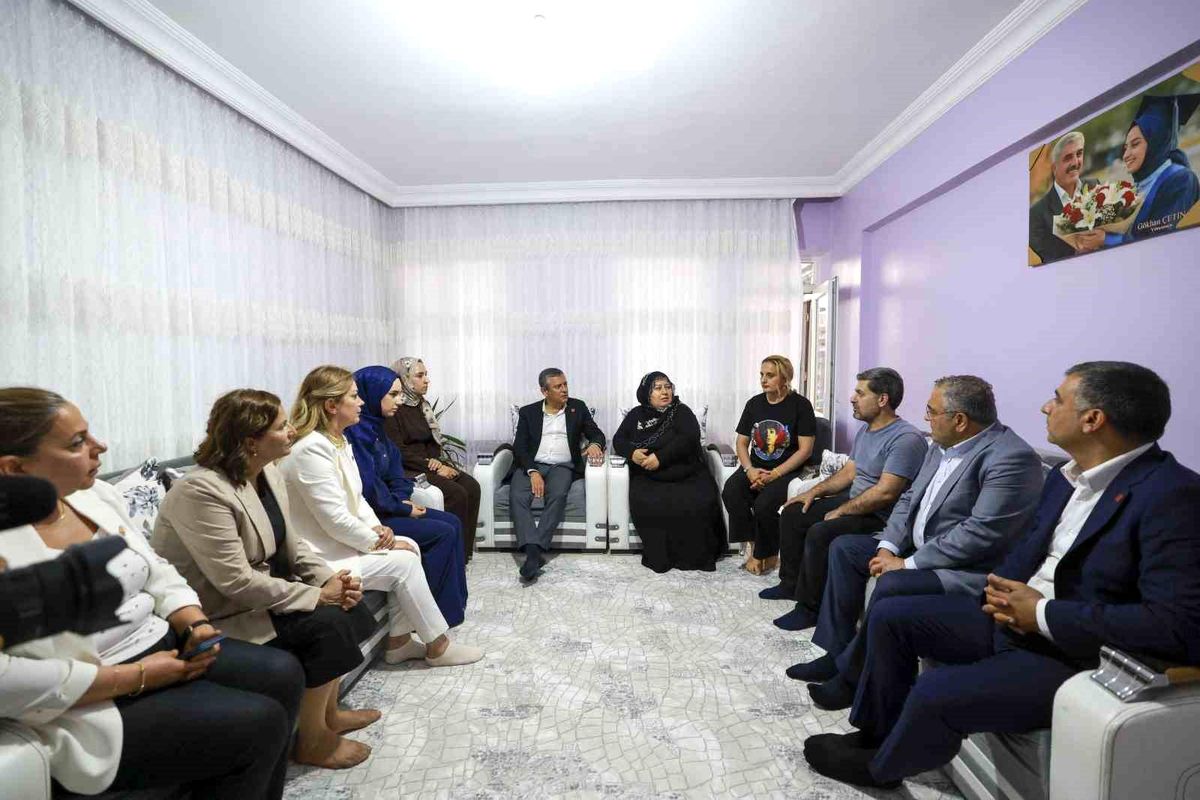CHP Grup Başkanı Özel, Rojin Kabaiş'in ailesini ziyaret etti