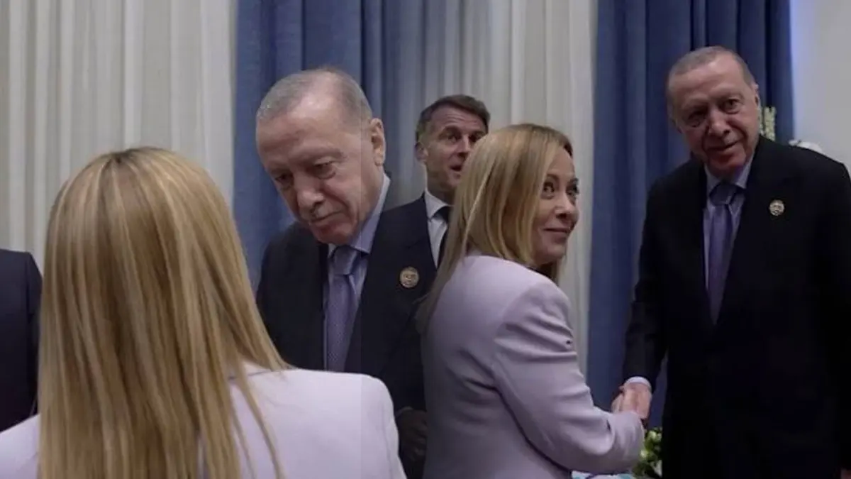 Açık kalan mikrofona yansıdı... Meloni'nin 'sigara' kararı Erdoğan ile diyaloğunu hatırlattı