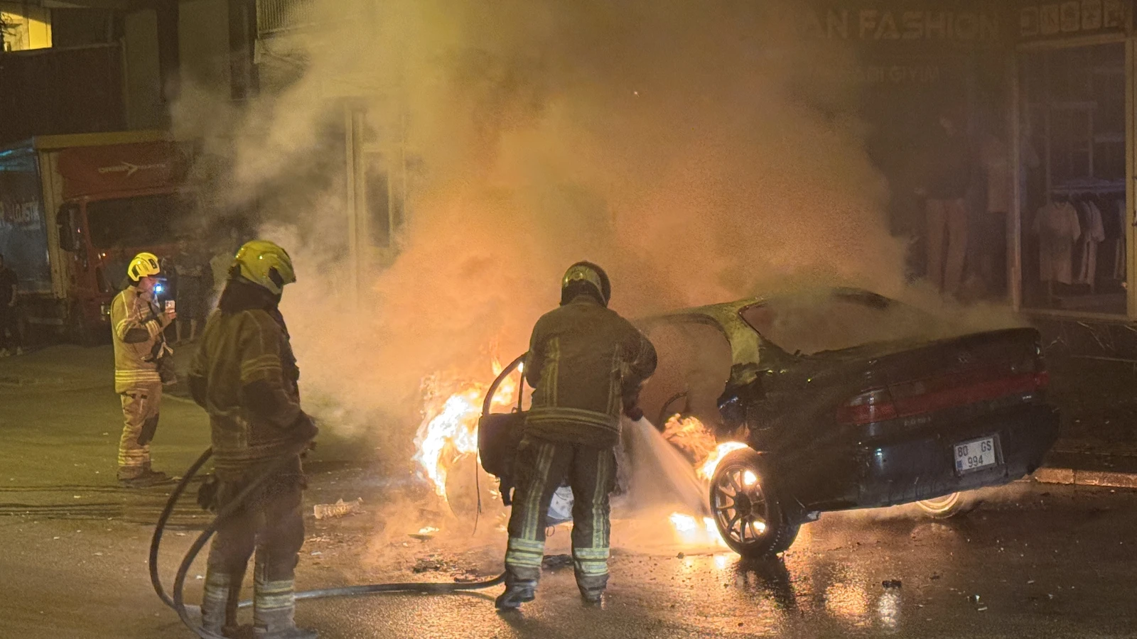 Bursa'da seyir halindeki otomobil alevlere teslim oldu