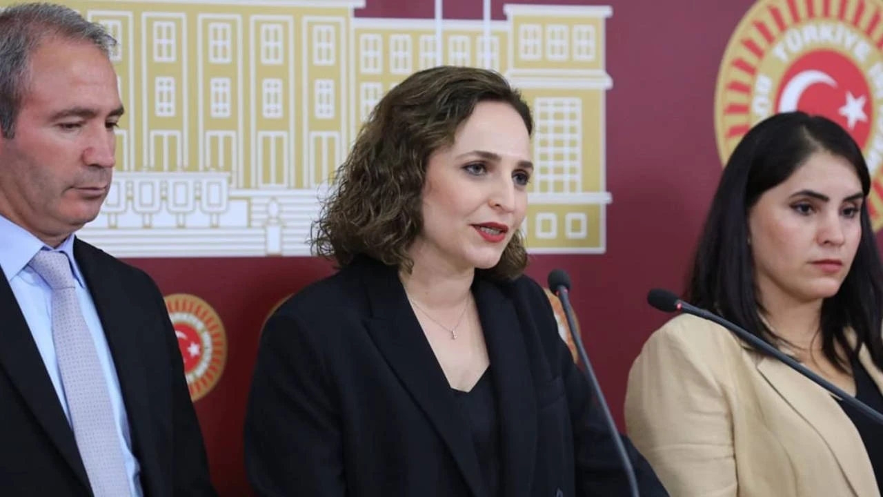 DEM Parti’den Bakan Gürlek’e ‘çıplak arama’ önergesi: Murat Yalçın iddiaları Meclis gündeminde