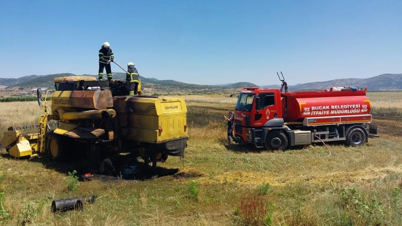 Burdur'da biçerdöver alev alev yandı: Anız yangını büyümeden söndürüldü