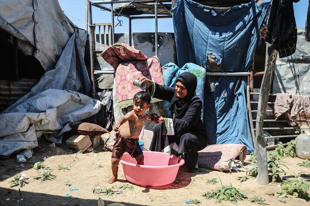 Gazze’de çadırlarda yaşayan Filistinli aileler sıcak hava ile mücadele ediyor