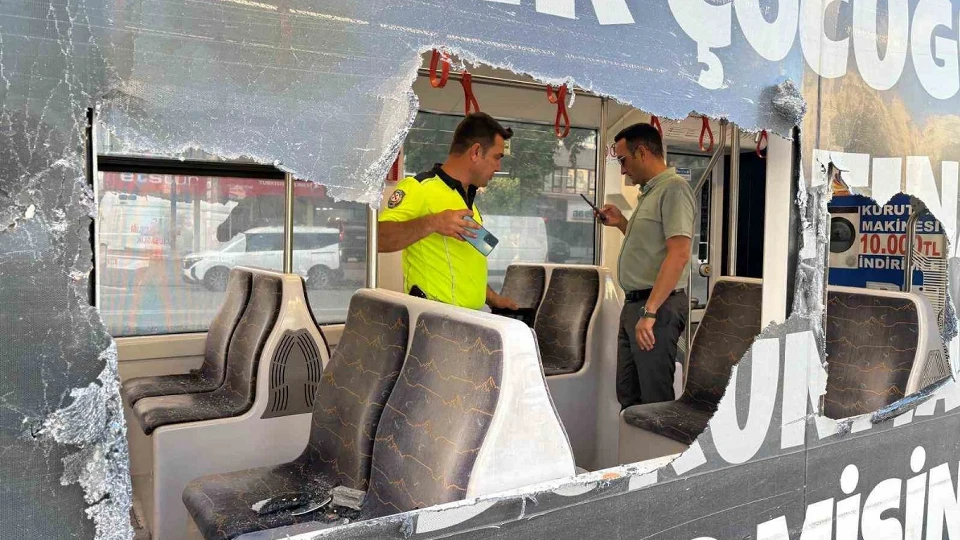 Otomobilin çarptığı refüjden kopan taşlar tramvaydan içeri girdi: 4 yolcu yaralı