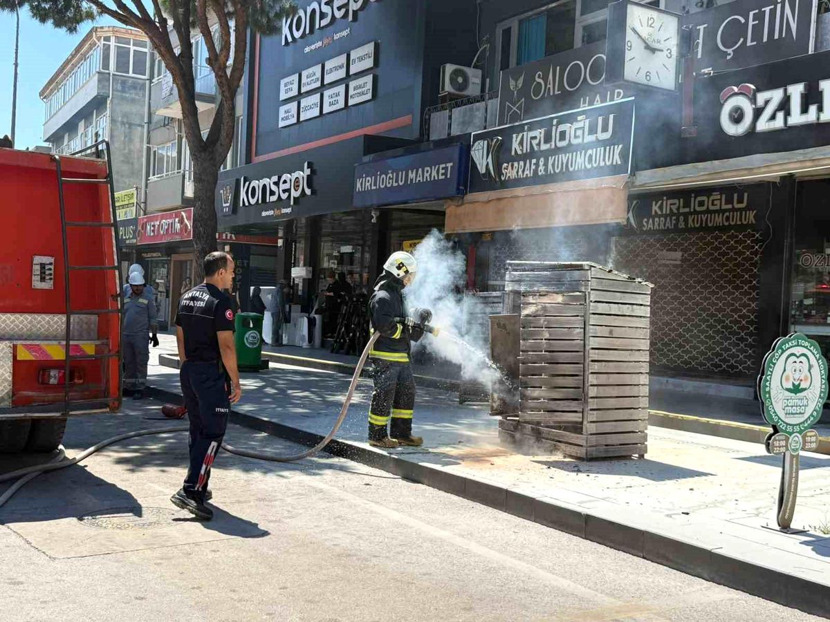 Antalya'da elektrik trafosunda çıkan yangın kokuttu