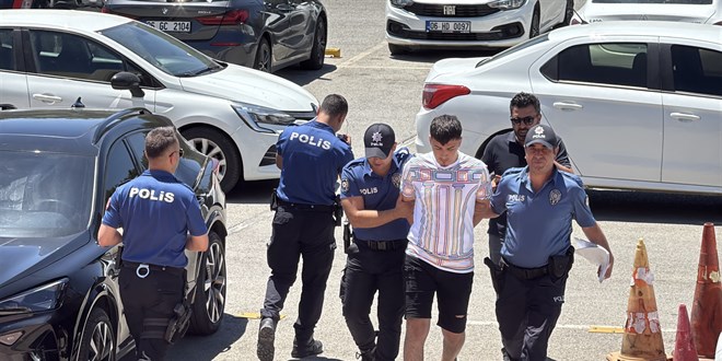 'Dur' ihtarına uymadı, 1'i polis 3 kişinin yaralanmasına neden oldu
