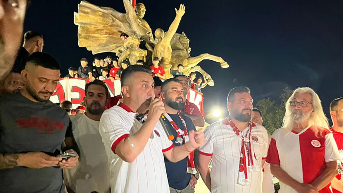 Antalyaspor'un yeni yönetimi taraftarla yürüyüş gerçekleştirdi