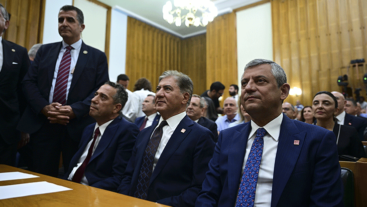 Son dakika... CHP'de şimdi ne olacak? Özgür Özel'den yeni parti için ikna telefonları