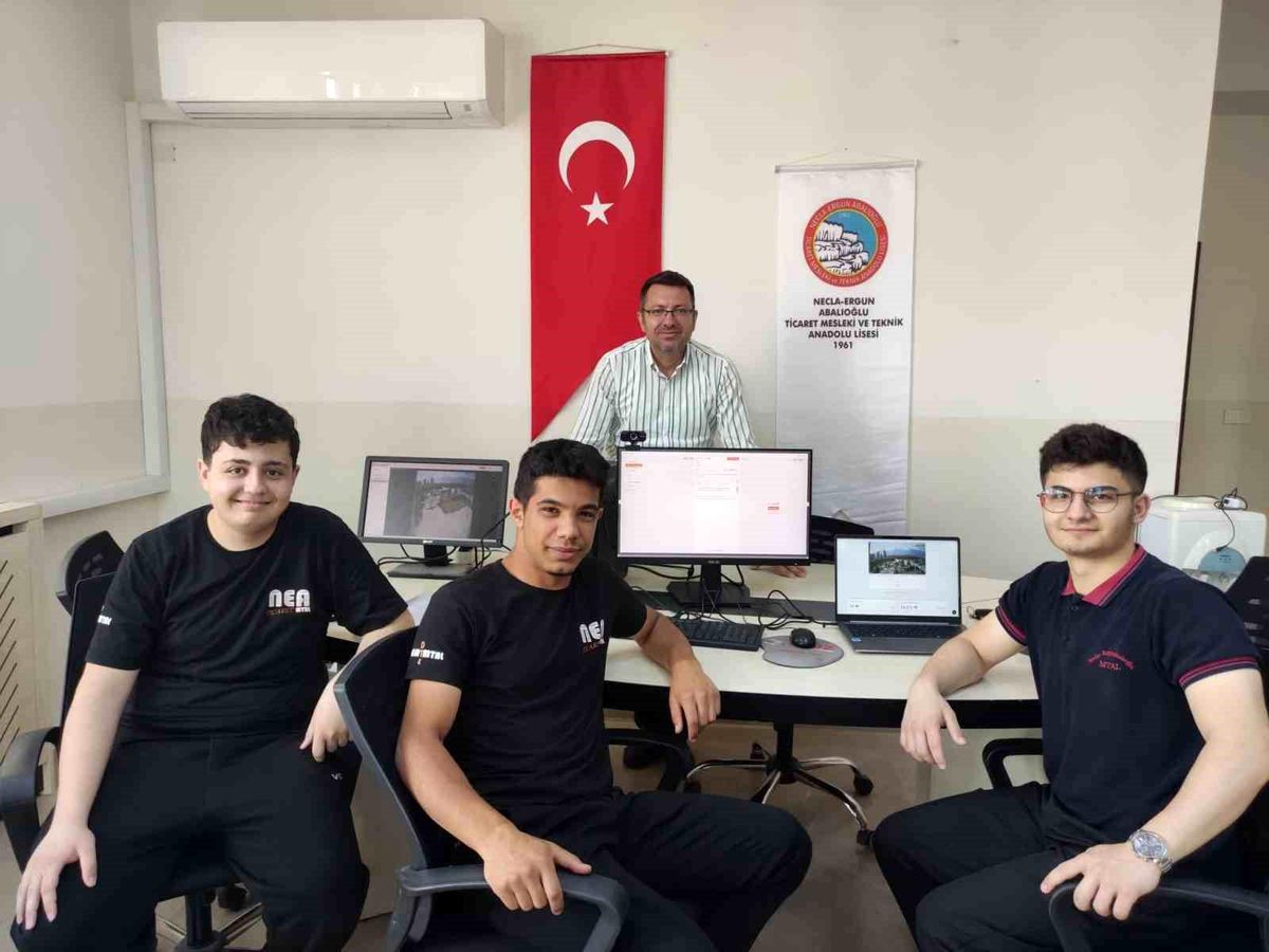 Denizlili gençlerin 'Hava kalitesini izleyen akıllı göz' projesi finale çıktı