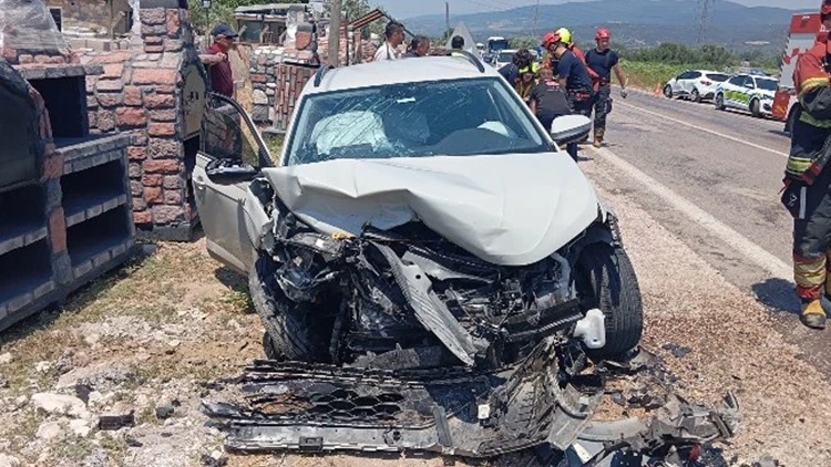 Erdek-Bandırma Yolunda Otomobiller Çarpıştı: 1 Ölü, 2 Yaralı