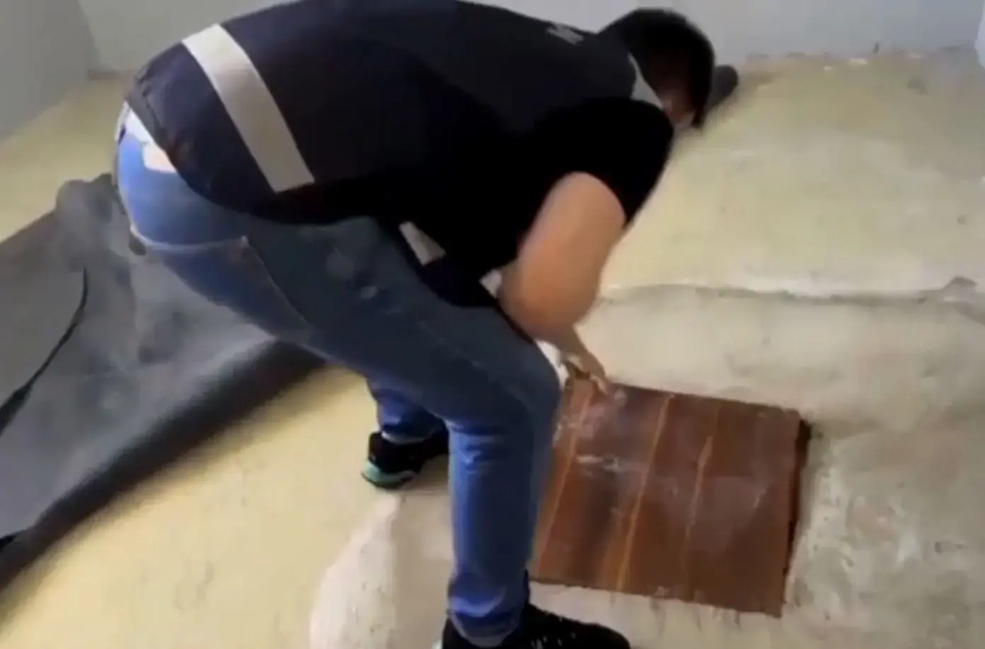 Samsun'da eski binaya polis baskını! Halıyla gizlenen kaçak define kazısı ortaya çıktı