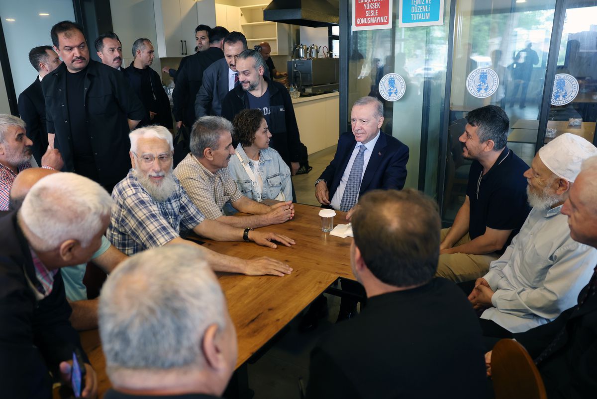 Erdoğan, Erzurum Vakfı Lokalini Ziyaret Etti