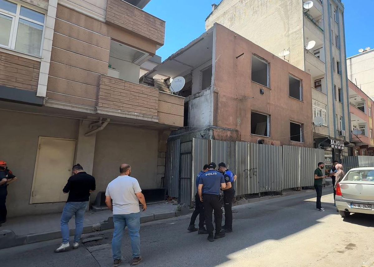 Küçükçekmece'de yıkım sırasında çöken duvarın altında kalan 3 işçi yaralandı