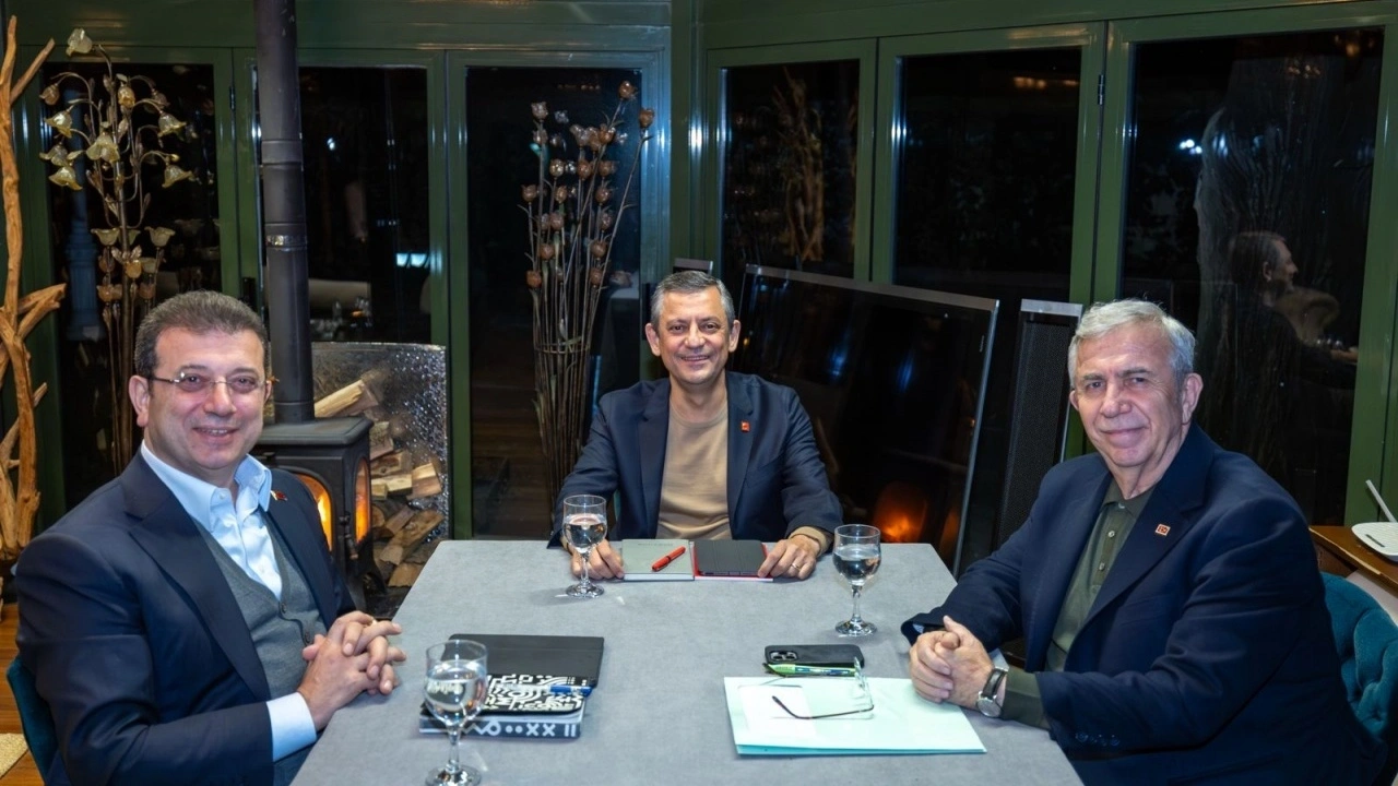 Özgür Özel'in masasındaki son anket: 3 senaryoda da öndeler