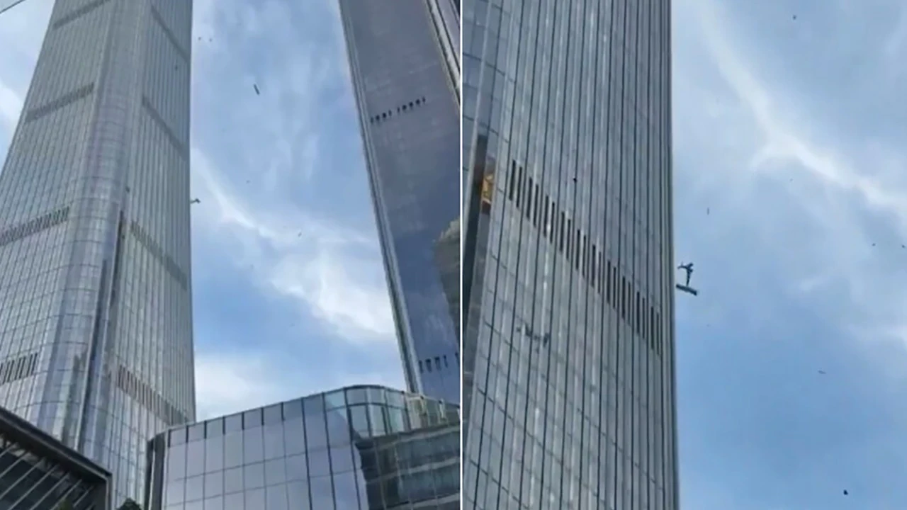 Pekin'in en yüksek gökdelenine küçük uçak çarptı