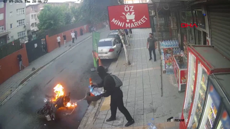 Arızalı motosiklet alev aldı: Su bidonlarıyla müdahale anı kamerada