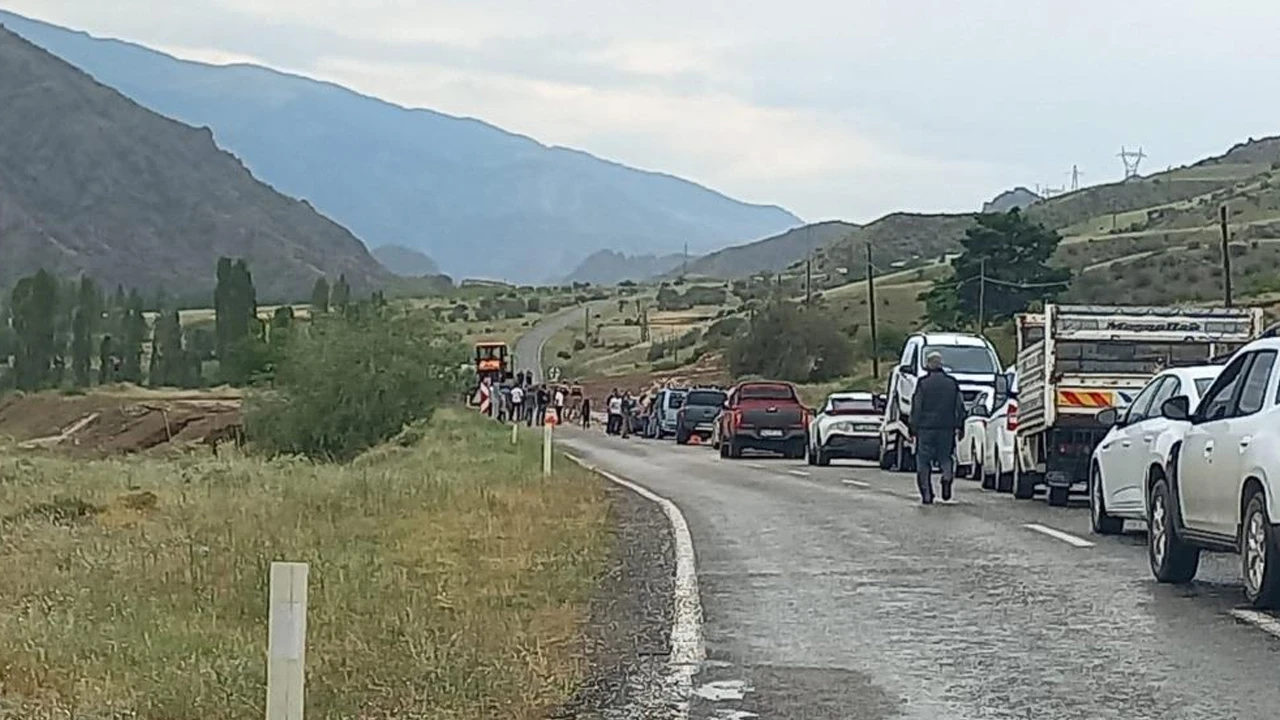 Erzurum'da sağanak sonrası sel: Kara yolu ulaşıma kapandı