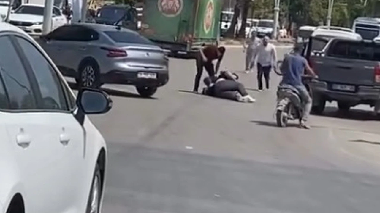 Tüfek gösterip sopayla dövdüler: Adana’da trafik magandaları caddeyi savaş alanına çevirdi