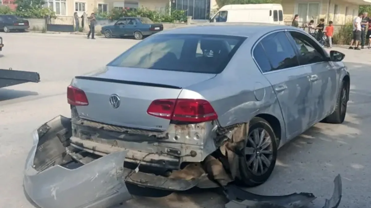 Otomobiller çarpıştı; 1'i çocuk 3 yaralı