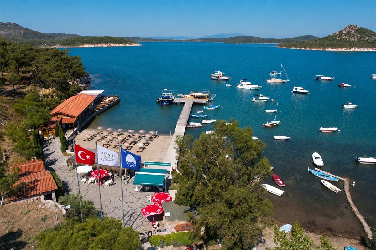 Ayvalık ilçesindeki 17 plaj mavi bayrak aldı