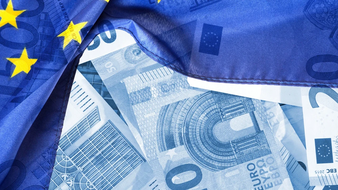 Euro, dolar karşısında bir yılın en düşük seviyesine geriledi