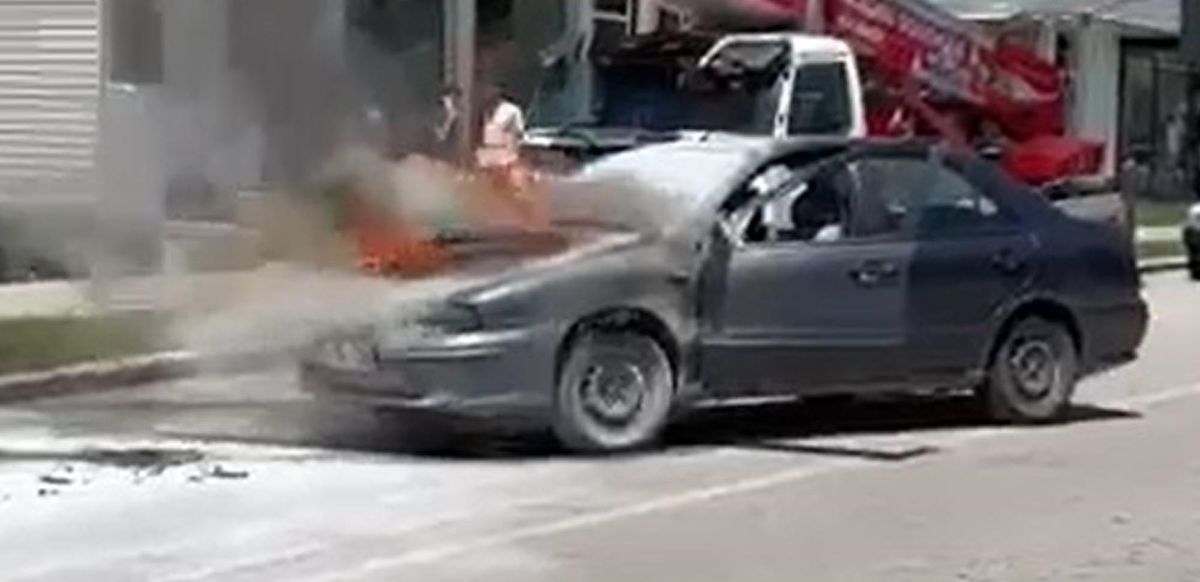 Erzurum'da Otomobilin Motor Bölümünde Yangın Çıktı