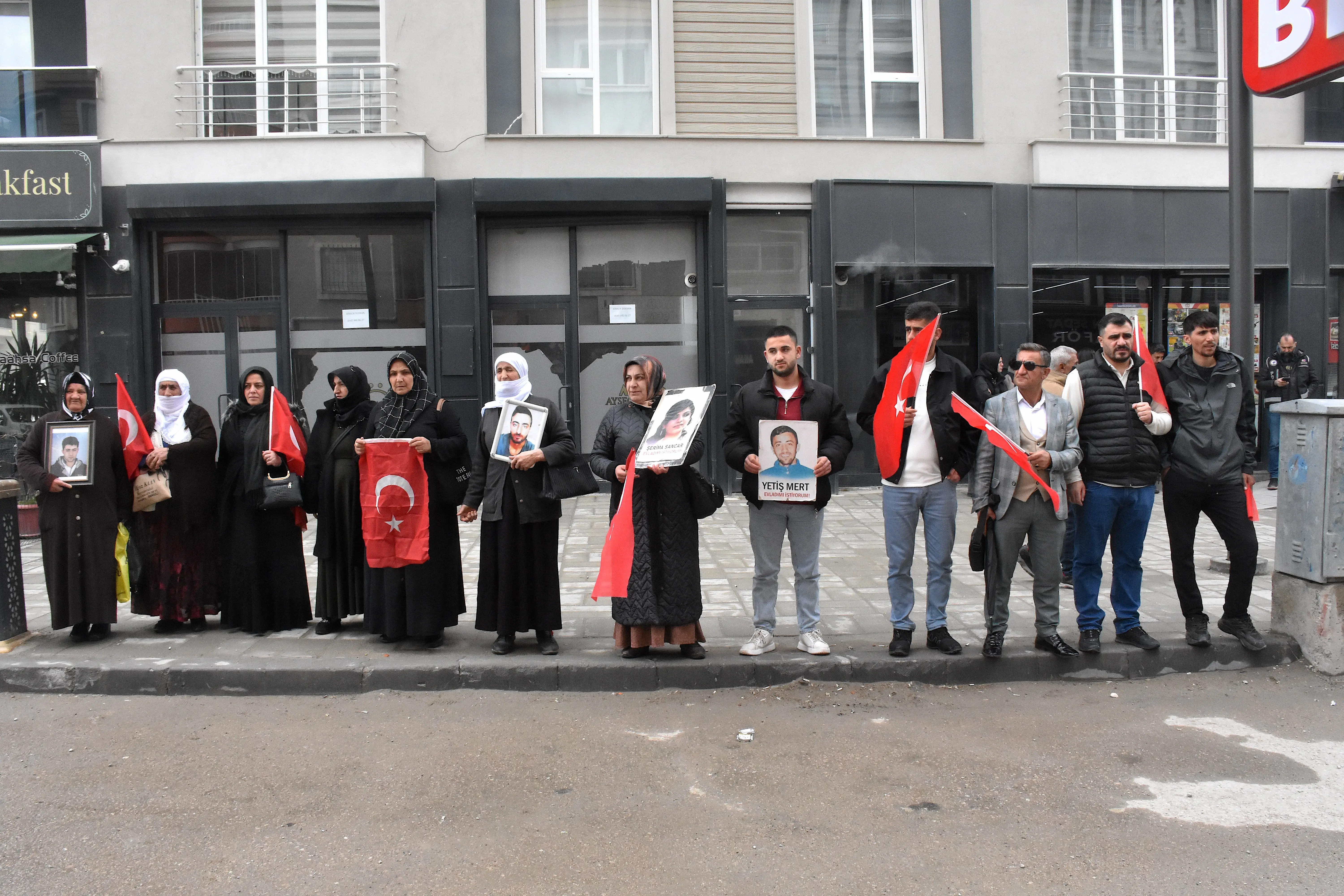 DEM Parti önünde evlat nöbeti: Kardeşimi kandırıp götürdüler