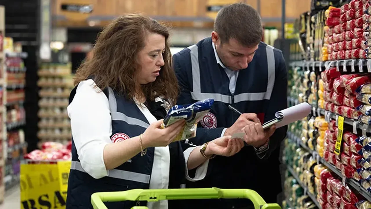 Markette son kullanma tarihi 2016 olan ürünler bulundu: İçlerinden böcek ve kurtlar çıktı