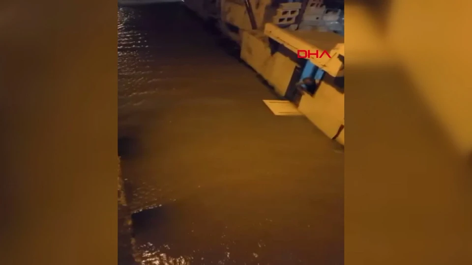 Adana’da ana su borusu patladı, cadde çöktü