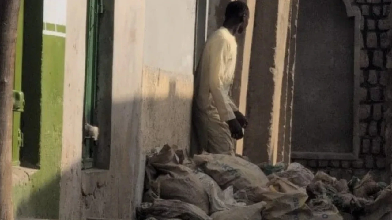 Evinin önünde insan dışkısı depoladı, mahalle ayağa kalktı