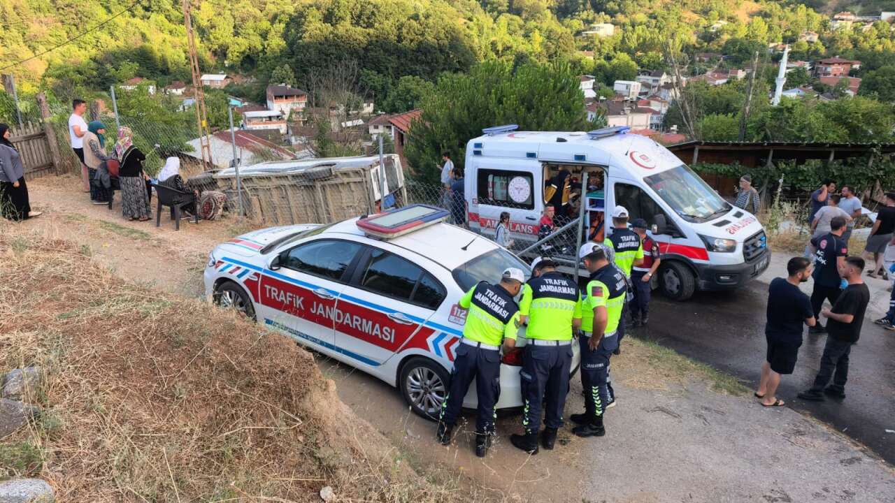 Bursa'da korkutan kaza! Tarım işçilerini taşıyan servis devrildi