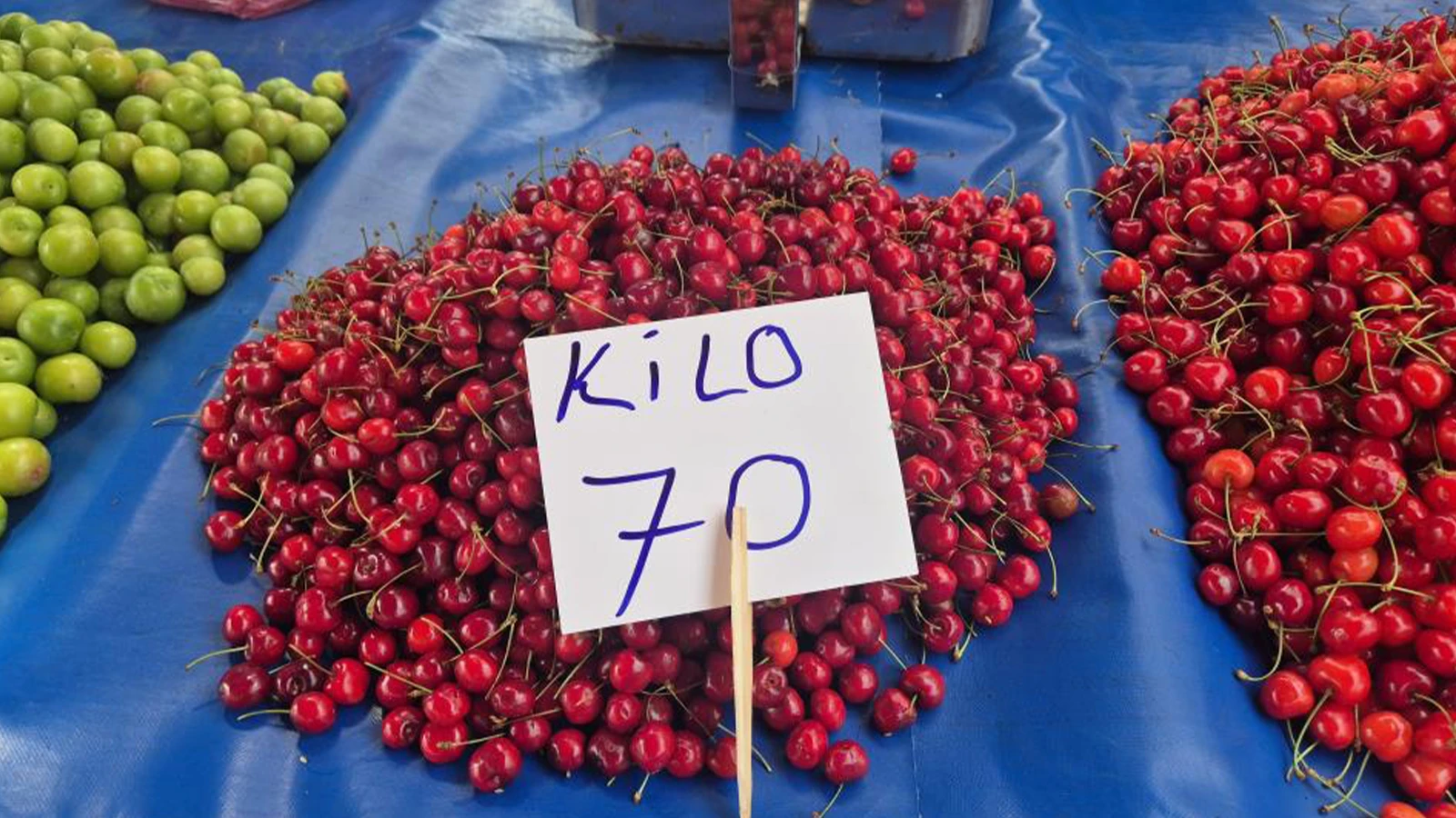 Kirazdaki bolluk fiyata yansıdı: Pazarda 70 liraya satılıyor