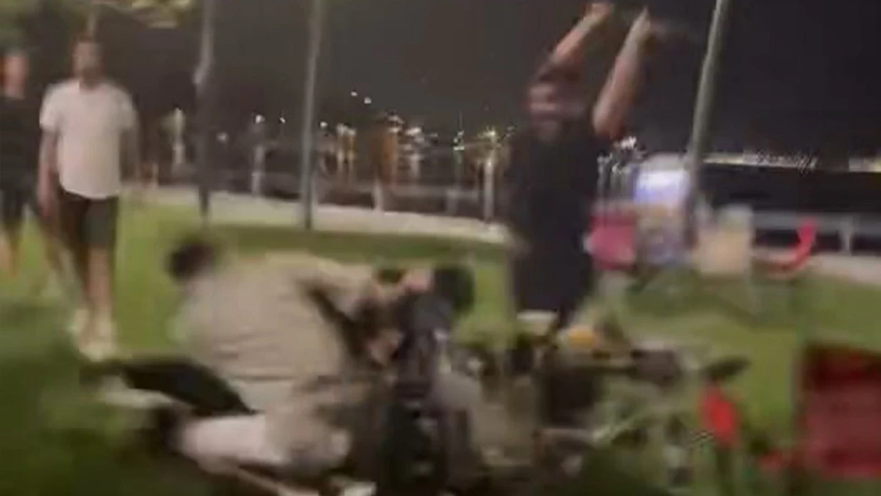 Sahili birbirine kattılar: Kadıköy'de sopalı yumruklu kavga