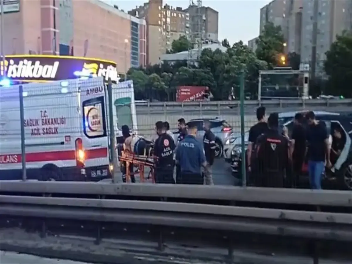 Beylikdüzü'nde zincirleme kazaya polis de karıştı: 1 yaralı