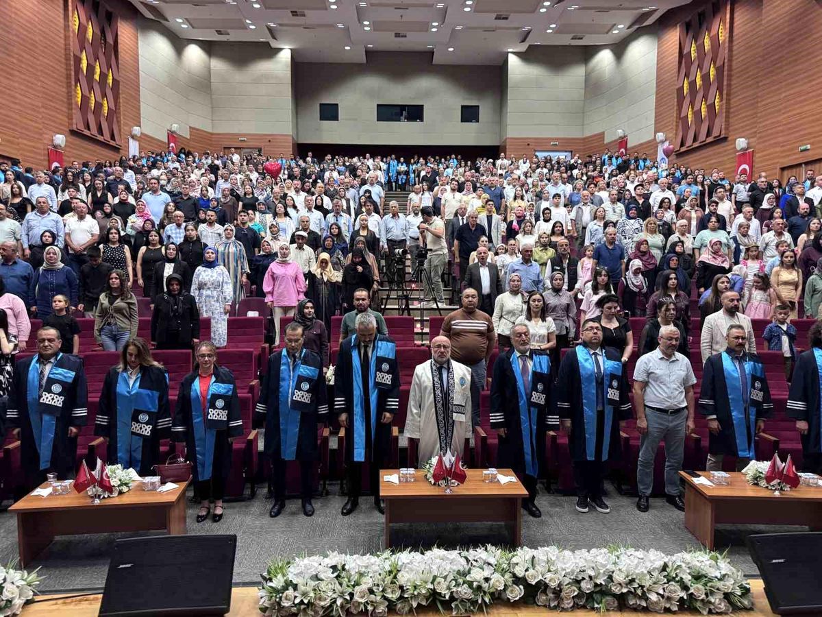 KAYÜ Uygulamalı Bilimler Fakültesi'nde mezuniyet sevinci