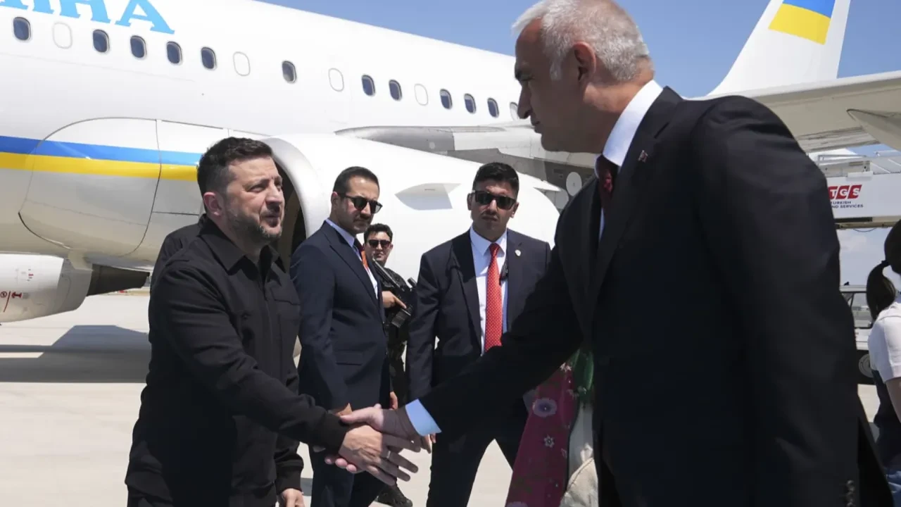 Bakan Ersoy’un diplomasi trafiği sürüyor! Ersoy, Zelenskı'yi Esenboğa'da karşıladı