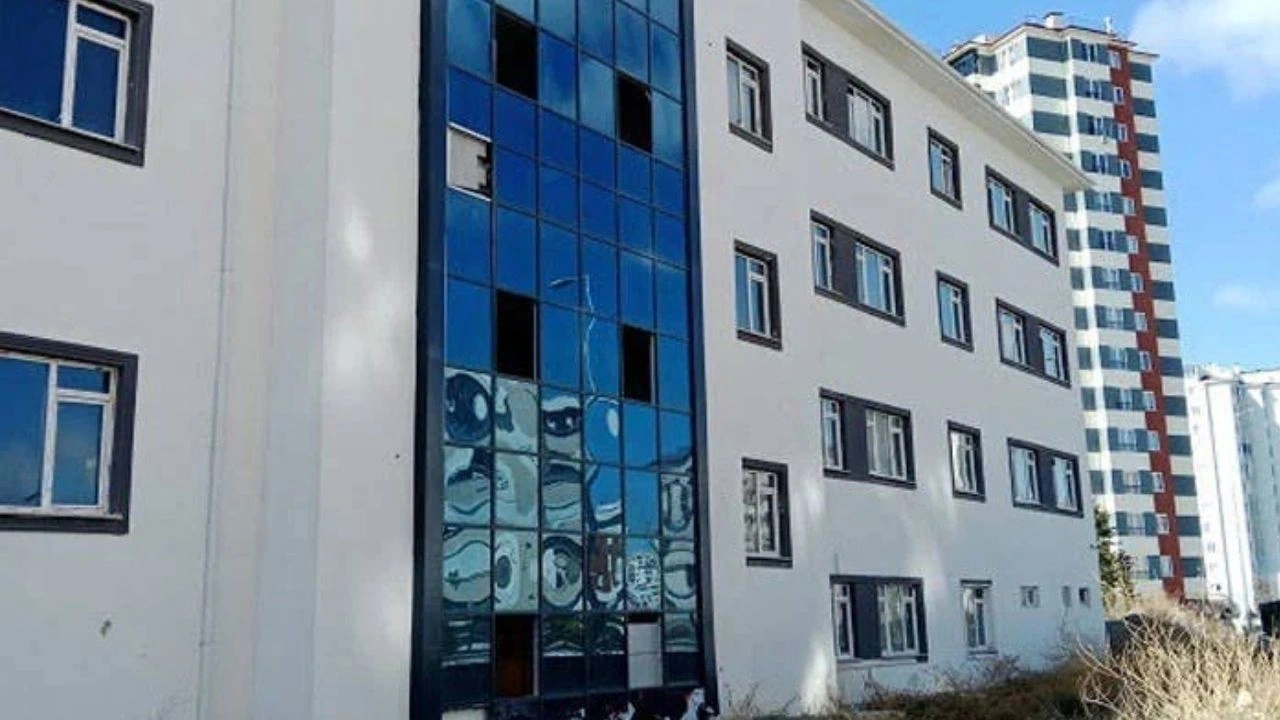 Milyonluk bağış yapan yaşlı kadın okulu göremeden felç geçirdi