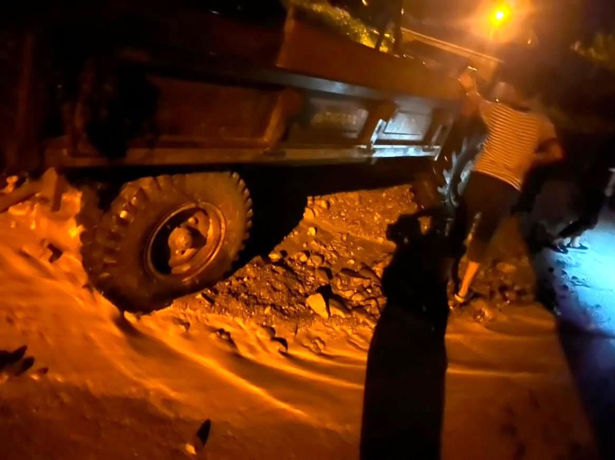 Artvin'de gece etkili olan sağanak taşkınlara neden oldu