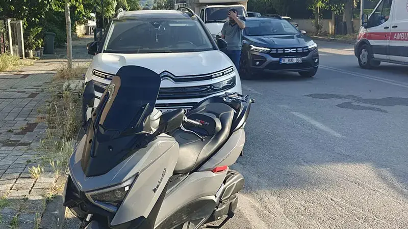 Rahatsızlanıp, park halindeki otomobile çarpan motosikletin sürücüsünün aort damarı yırtıldı