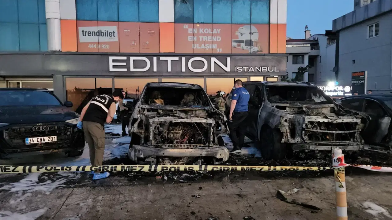 Bakırköy'de oto galeride 'kundaklama' şüphesi: 50 milyon TL değerinde 4 otomobil alev alev yandı!