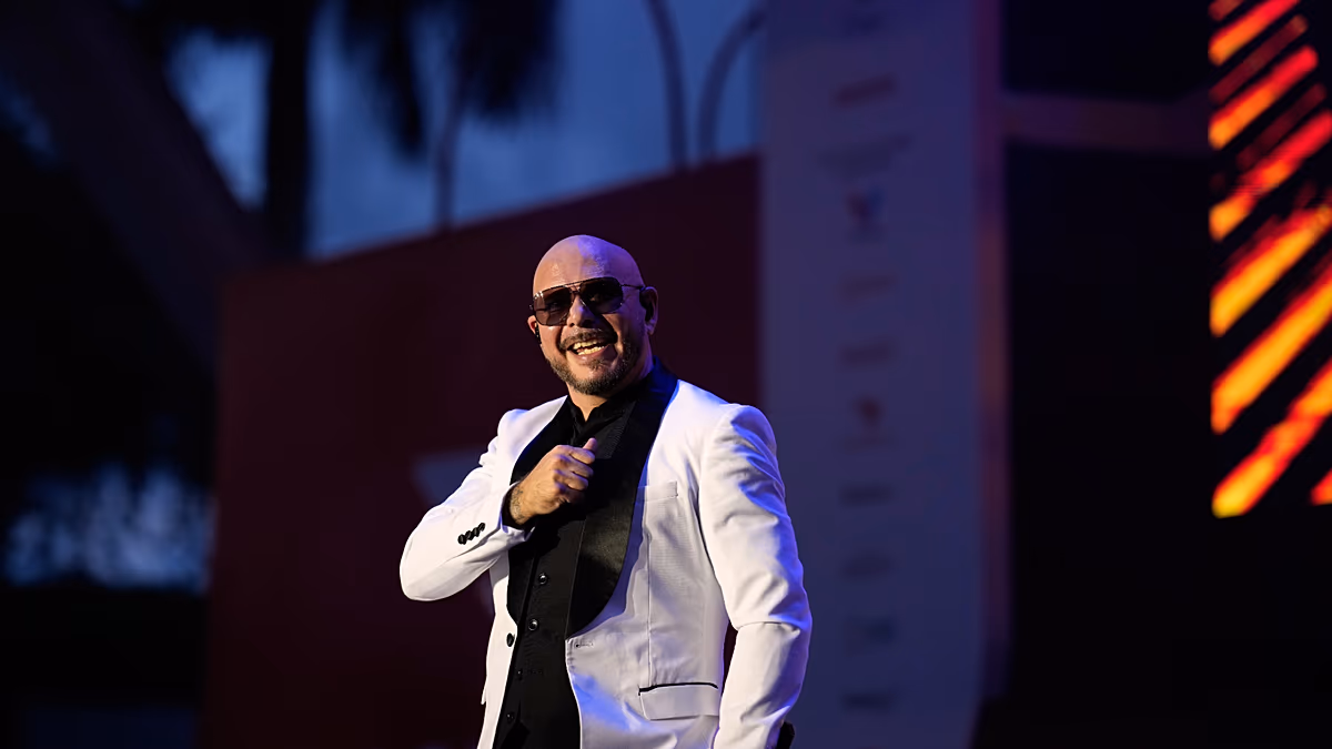 Pitbull hayranları kel perukla en kalabalık buluşma rekorunu kırdı