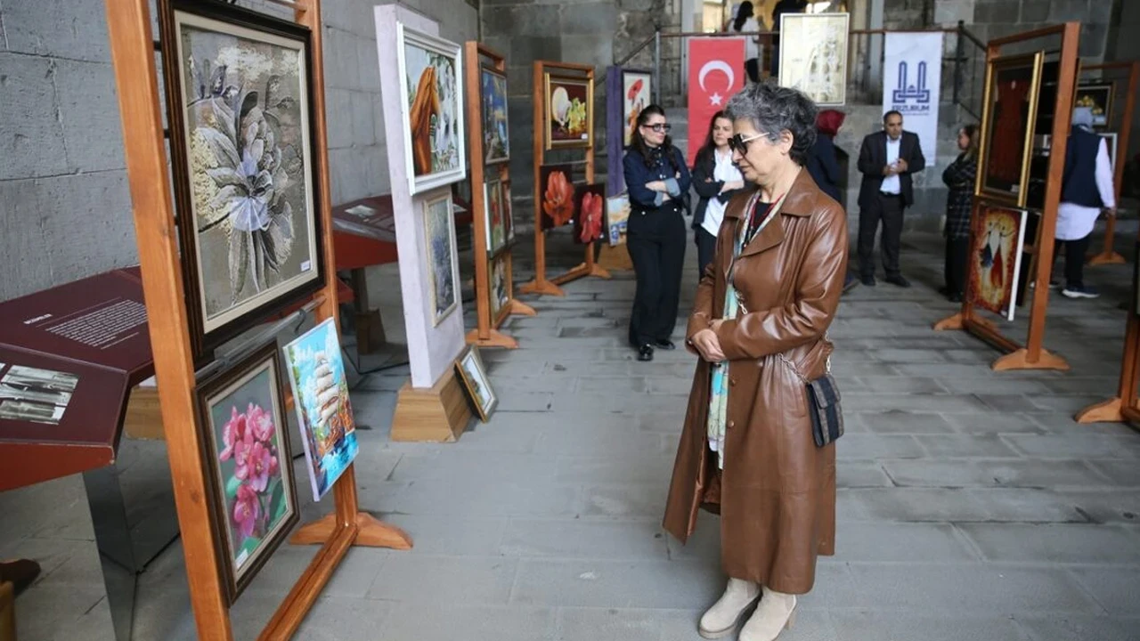 Erzurum'da yaşayan değerlerin sanat yolculuğu: 65 yaş üstü kadınların el emeği sergilendi