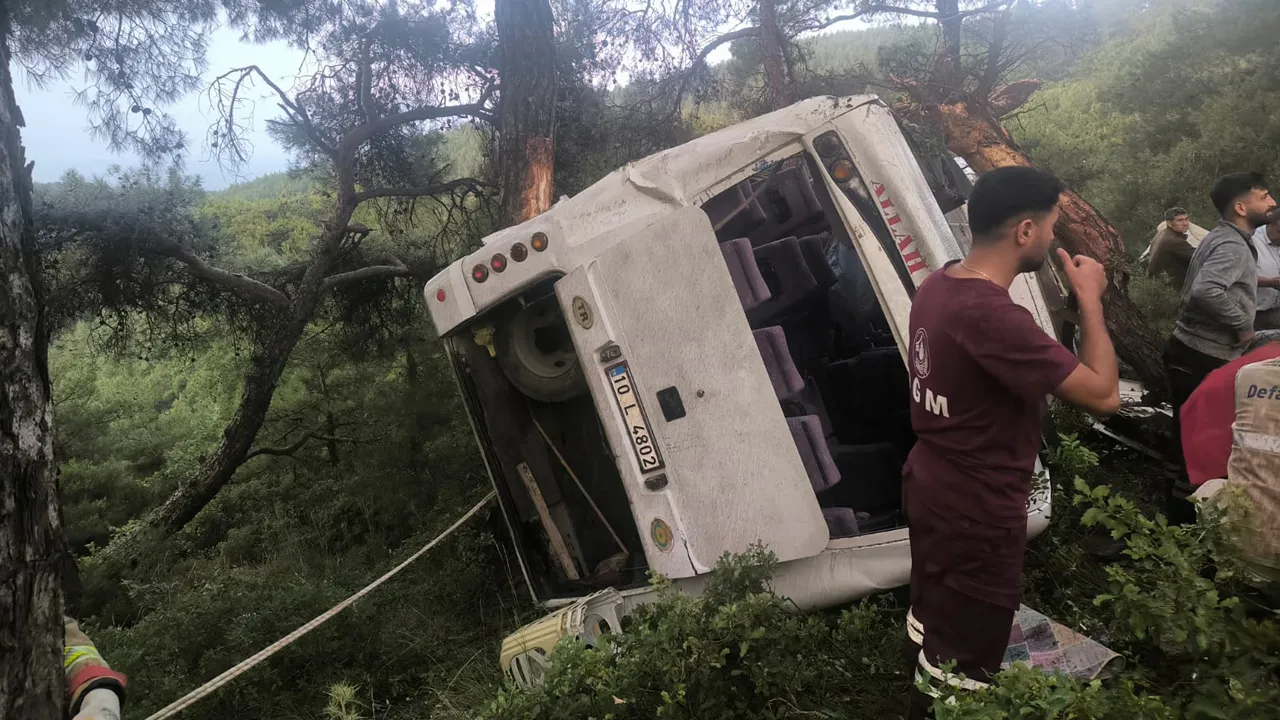 İzmir'de tarım işçilerini taşıyan midibüs devrildi: Yaralılar var