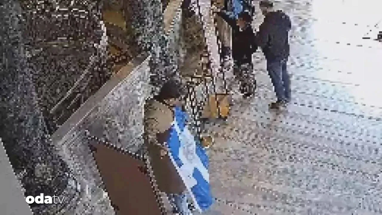 Ayasofya'da Bizans bayrağı açan iki Yunan turist tahliye edildi