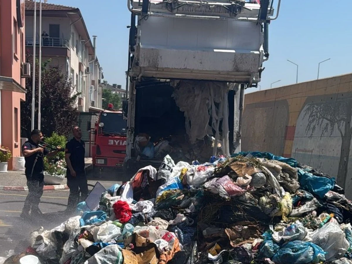 Yalova'da sürücü, yanan çöp kamyonunu itfaiyeye götürdü