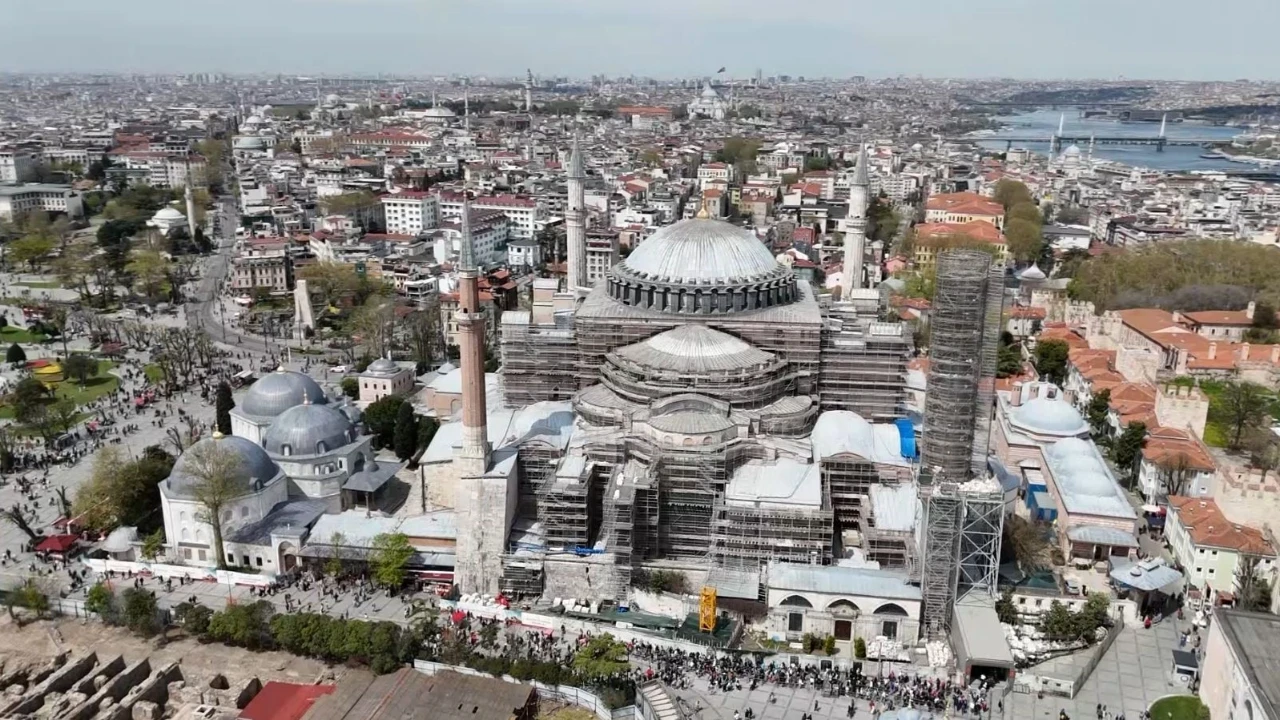 Ayasofya'da İncil okuyan turistlere gözaltı