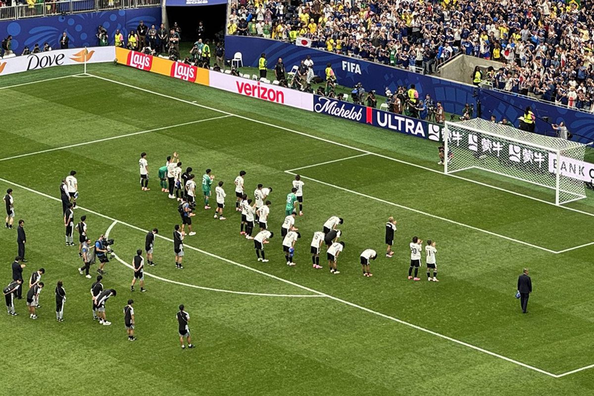 Japon futbolcular, Brezilya'ya elendiği için taraftarların önünde eğilerek özür diledi
