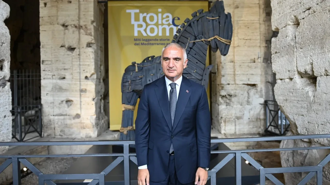 Troya'nın binlerce yıllık hikayesi Kolezyum'da dünya sahnesine çıktı