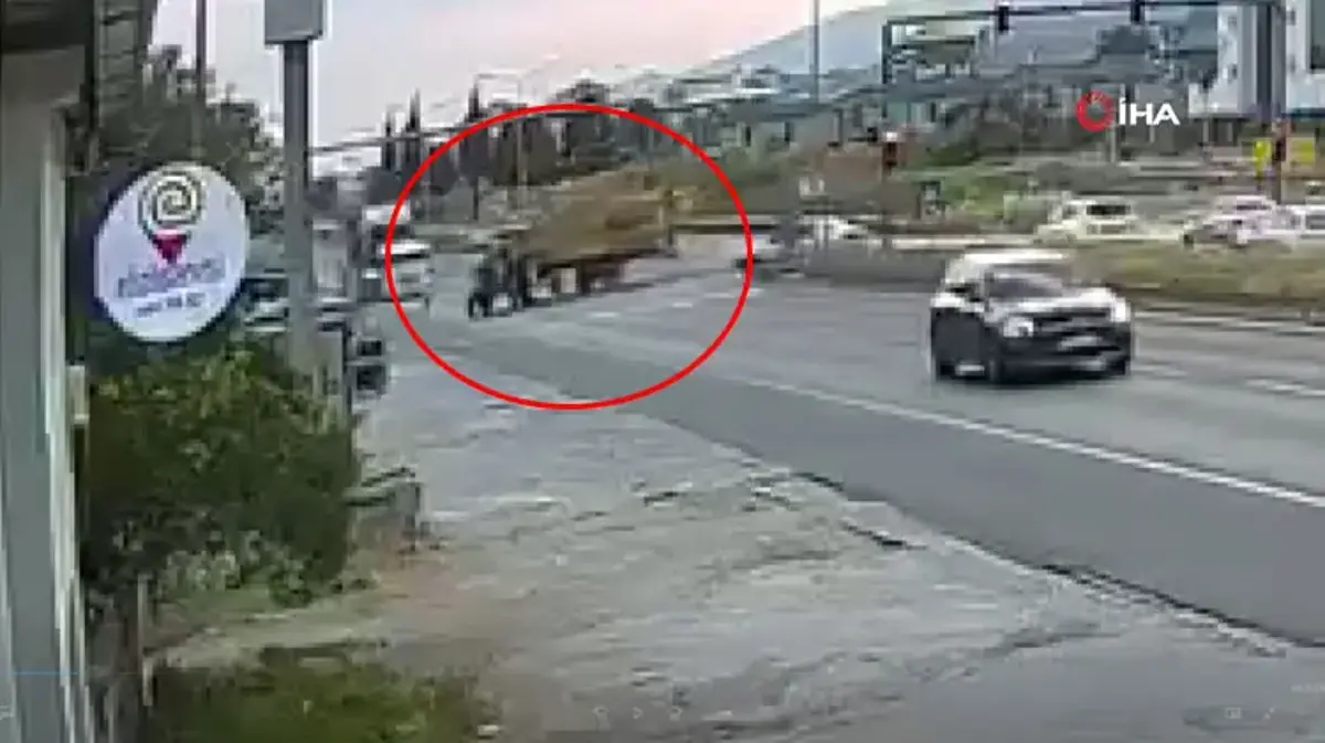 Nazilli ilginç kaza kamerada: Traktörün römorkundan yol kenarındaki adamın üzerine balya düştü