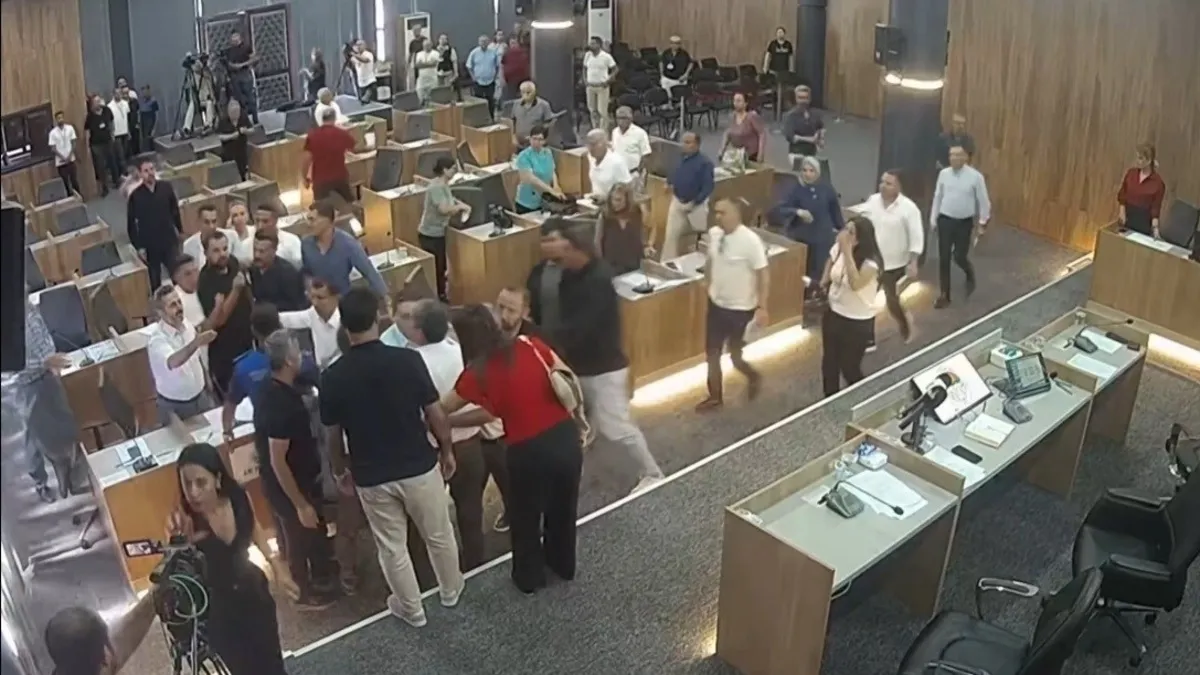 Toroslar’da meclis karıştı: CHP’li başkan arbede çıkardı