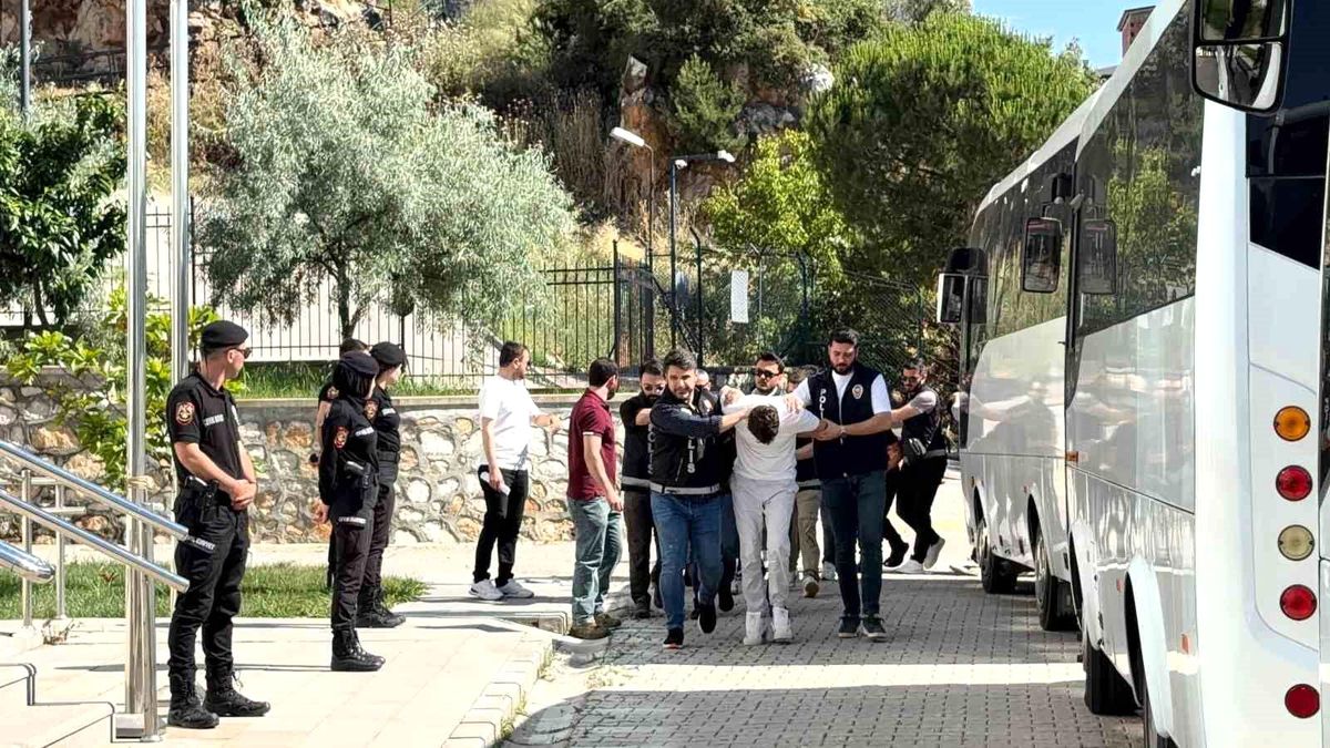Helikopter ve özel harekat destekli baskın sonrası 29 şüpheli adliyeye getirildi